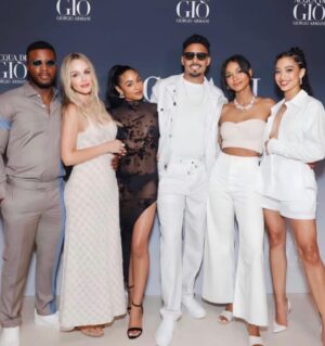 Monet Mazur Instagram - A human sandwich of 
people I love. 🫶🏽