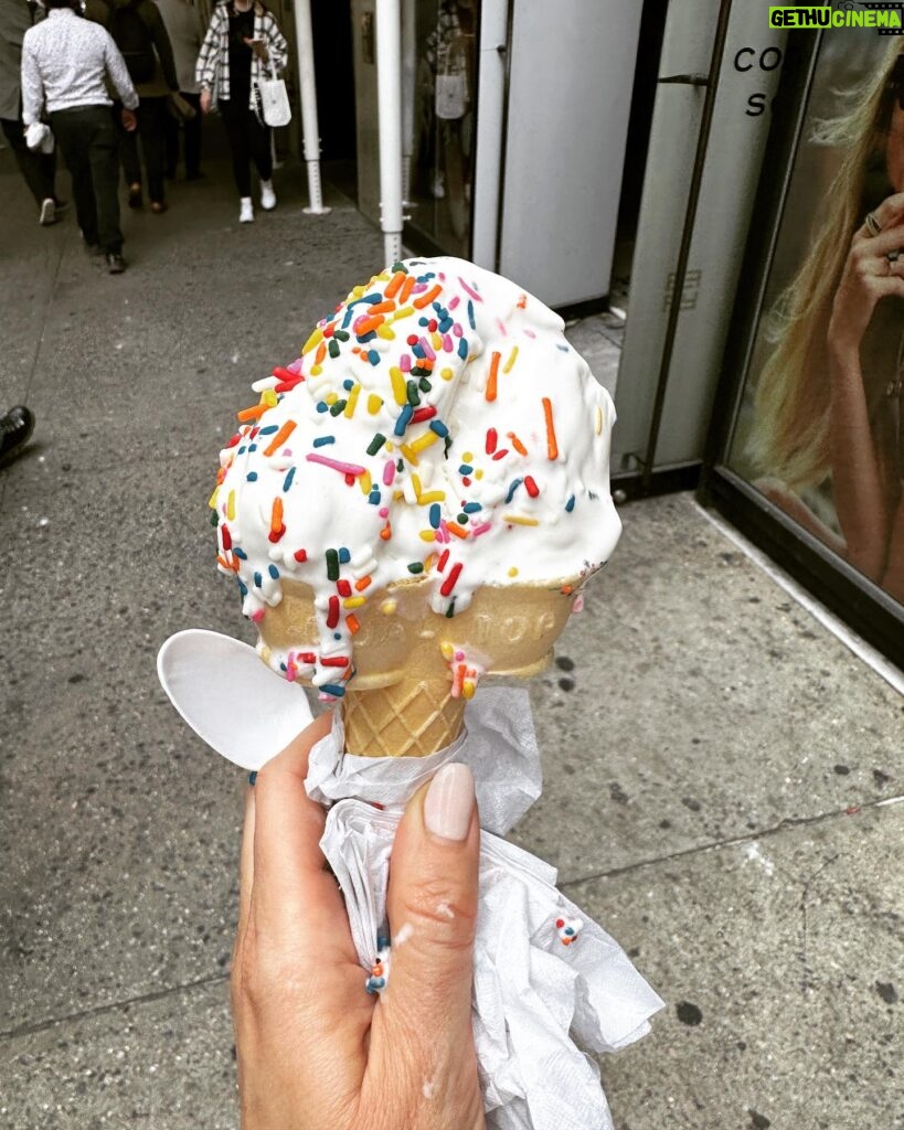 Monet Mazur Instagram - New York summrz etc.🍦🐢🍓