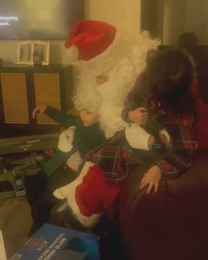Monica Garcia Instagram - Feliz Navidad 🎁🎄 amigos! Also this year my 4 year old noticed that dad and Santa “have the same watch.”😮♥️✌🏽