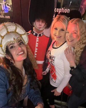 Monica Garcia Instagram - Now that’s a party theme. 🇬🇧🇬🇧🇬🇧 @elriovecinos #londoncalling