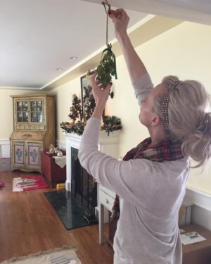 Monica Potter Instagram - Can’t forget the mistletoe 🎄❤️😉