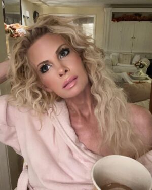 Monica Potter Instagram - Staying in or going out? Maybe Both ?😉💗
