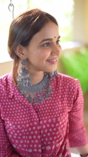 Monica Chaudhary Instagram - Canvas for the day ✍️
Artist @pragyapriyadarshini_ 

Captured beautifully by @whoisclicking

Jewellery by @_rashandco_