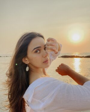 Monica Chaudhary Instagram - Deep down..I am just a coke studio and chai kinda girl 🕊

Clicked by my favourite girl @harjotkdhillon