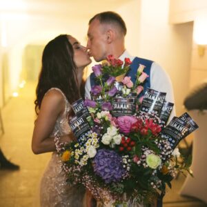 Monika Chochlíková Instagram - Tipnite si, koľko 💰 sme si vyškrabkali 🤗. 
Ďakujeme @tipossk za takúto krásnu kyticu 👰🏻‍♀️🤵🏼‍♂️