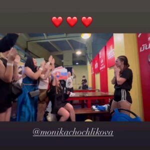Monika Chochlíková Instagram - 🇬🇧 In the fight we either win or learn. Yesterday was for me a lesson, from which I can learn and grow. Thank you all for your enourmous support and cheering at the stadium. I have the best fans 🌋. Few days off and then I'm getting back to trainings to follow my journey of becoming the best version of myself and getting ready to PML 9 in my hometown. 

🇸🇰 V zápase buď vyhráme alebo sa učíme. Včera som získala ďalšie skúsenosti, z ktorých sa poučím, aby som mohla ďalej rásť. Byť na vrchole nie je jednoduché a zápasiť s tými najlepšími už vôbec nie. Ale keby to bolo, tak by to robil každý, nie?😊. Teraz ma čaká pár dní voľna a potom nabehnem znova do tréningov, aby som mohla pokračovať v mojej ceste fightera. Ale nie som na tejto ceste sama. Chcem sa moc poďakovať môjmu @tomas_tadlanek za proste všetko zas a znova ❤️ celému môjmu @victorygymtn a všetkým, ktorí mi pomáhali v príprave a nemôžem zabudnúť ani na tých 20tich bláznov z Trenčína, ktorí sa kvôli mne trepali cez pol zemegule do Thajska, aby ma mohli podporiť priamo na štadióne. A čo vám budem klamať, to je oveľa viac ako opasok. ĎA KU JEM 🌋. 

Ďakujem aj mojim brutals sponzorom, ktorí ma podporili na tento zápas. Moc si to vážim, hlavne keď každý jeden z vás mohol tie peniaze využiť úplne inak ale nakoniec ste sa rozhodli podporiť mňa ❤️. 
⬇️⬇️⬇️
@tipossk
@duklabanskabystrica
@domat_interiery.sk 

@husseslovakia 
mmcité
@facilitysystemhub 

@acumatix.sk 
@bsggroup_sk 
@araver_auto 
@luco_coffee_galanta 
@dl_elektro 
Victori Trans