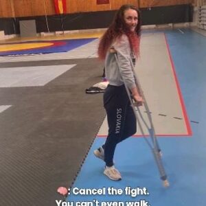 Monika Chochlíková Instagram - 🇸🇰 Niekedy chce srdiečko viac ako zdravý rozum. Ale bez rizika nie je dobrá storka. Zápasiť s natrhnutým lýtkovým svalom, keď ste ešte 5 dní do zápasu chodili o barlách je zážitok, ktorý budem rozprávať hodne dlho 😅. Pre niektorých možno bláznovstvo pre mňa je toto fightlife. Ísť za hranicu, do nekomfortu, nastaviť si hlavu tak, že ťa nič nezastaví, aj keď to nevyzerá zrovna ružovo. Výhra na body je doma a ja by som sa chcela poďakovať najmä môjmu úzkemu kruhu obetavých ľudí, ktorí robili všetko pre to, aby som sa dala dokopy. Ďakujem moc mojej fyzioterapeutke Janke @jana_smidakova , ktorá chodila so mnou na každé jedno vyšetrenie bez ohľadu na to, koľko bolo hodín alebo či bol víkend. Pýtala sa, komunikovala s doktormi a dovolím si tvrdiť, že práve vďaka nej sa môj zápas nemusel rušiť. Obrovská vďaka aj @studio_4_longevity kde som bola nonstop varená pečená v hyperbarickej komore a na magnete, všetkým doktorom, ktorí ma dávali dokopy a v neposlednom rade môjmu @tomas_tadlanek , ktorý bol pre mňa veľkou oporou a toleroval moje nie moc príjemné nálady od zranenia. A samozrejme nemôžem zabudnúť na mojich partnerov/sponzorov, ktorí pri mne stoja, či som o barlách alebo v plnej sile 🫶 Ďakujem moc! 

@duklabanskabystrica 
@tipossk 

English translation in the comment section⬇️
