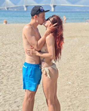 Monika Chochlíková Instagram - MS nedopadli ani z ďaleka ako sme chceli a určite sa zo všetkého do budúcna poučíme. Časom si ale uvedomujem, že v živote sú dôležitejšie veci ako šport a že na tom vrchole nás nečaká žiadne dlhodobé štastie, ale skôr naopak. Na vrchole je vzduch riedky a ťažko sa tam dýcha. Preto si o to viac treba užívať tú cestu tam. :) 
No nás už za týždeň čaká jeden z najdôležitejších dní v našom živote a to naša spoločná svadba. A ja už sa neviem dočkať, keď si vezmem ženu svojho života za manželku ♥️

#CoupleGoals #Love