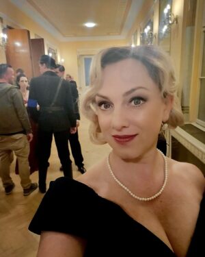 Monika Hilmerová Instagram - Dunaj, k vašim službám! Postava Vilmy mi prirástla k srdcu ❤️

#dunajkvasimsluzbam #tvmarkiza