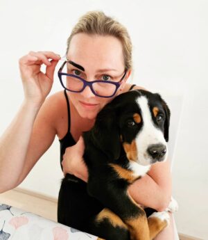 Monika Hilmerová Instagram - Dante sa bál vysávača...musel byť hneď zachránený, nech ste práve robíli čokoľvek 😂❤️

#greaterswissmountaindog