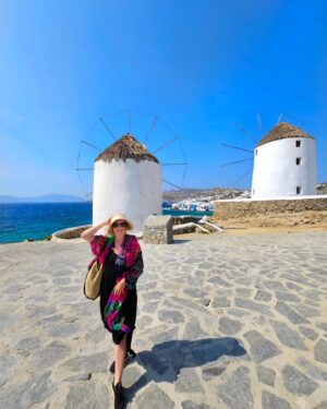 Monika Hilmerová Instagram - Ostrov Mykonos asi zvlášť netreba predstavovať. Má klasicky pekné pláže, v centre nádherné malé uličky s typickou gréckou architektúrou a reštauráciami, barmi, krásnymi obchodíkmi. Na môj vkus tam teraz bolo trochu moc ľudí a čulý ruch až do noci, ale to naopak môže niekomu vyhovovať. 
Už v Aténach nám taxikár poradil výlet na ostrov Dilos, alebo inak Délos. Podľa gréckej mytológie sa tam narodili bohovia Apolón a Artemis. Krátka cesta cca 20min loďou z Mykonosu a ste na mieste. Prehliadka samotného ostrova, vykopávok mesta a múzea netrvá dlho, ale určite stojí za to! 
Je to veľmi malý ostrov, ale čo sa týka histórie starého Grécka, je to ostrov s významným rozsiahlym archeologickým náleziskom. Prví usadlíci tam prišli už 3000 rokov pred našim letopočtom. Fascinovalo ma chodiť tými uličkami a obdivovala som tam úchvatné stĺpy, terasy, obydlia, mozaikové podlahy. Uchvátil ma aj amfiteáter, kde sa hrávalo divadlo. Pred tak dávnym časom a stále tam stojí ako tichý majestátny dôkaz, že kultúra mala pre grécky národ dôležité postavenie už vtedy. Ožívali mi v predstavivosti výjavy ako to asi v tom meste vyzeralo a žilo pred tisíckami rokov a z ostrova som odchádzala s nadšeným pocitom a plná obdivu ❤️🇬🇷