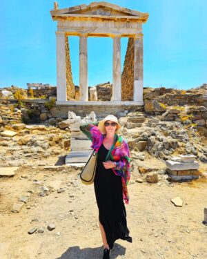 Monika Hilmerová Instagram - Ostrov Mykonos asi zvlášť netreba predstavovať. Má klasicky pekné pláže, v centre nádherné malé uličky s typickou gréckou architektúrou a reštauráciami, barmi, krásnymi obchodíkmi. Na môj vkus tam teraz bolo trochu moc ľudí a čulý ruch až do noci, ale to naopak môže niekomu vyhovovať. 
Už v Aténach nám taxikár poradil výlet na ostrov Dilos, alebo inak Délos. Podľa gréckej mytológie sa tam narodili bohovia Apolón a Artemis. Krátka cesta cca 20min loďou z Mykonosu a ste na mieste. Prehliadka samotného ostrova, vykopávok mesta a múzea netrvá dlho, ale určite stojí za to! 
Je to veľmi malý ostrov, ale čo sa týka histórie starého Grécka, je to ostrov s významným rozsiahlym archeologickým náleziskom. Prví usadlíci tam prišli už 3000 rokov pred našim letopočtom. Fascinovalo ma chodiť tými uličkami a obdivovala som tam úchvatné stĺpy, terasy, obydlia, mozaikové podlahy. Uchvátil ma aj amfiteáter, kde sa hrávalo divadlo. Pred tak dávnym časom a stále tam stojí ako tichý majestátny dôkaz, že kultúra mala pre grécky národ dôležité postavenie už vtedy. Ožívali mi v predstavivosti výjavy ako to asi v tom meste vyzeralo a žilo pred tisíckami rokov a z ostrova som odchádzala s nadšeným pocitom a plná obdivu ❤️🇬🇷