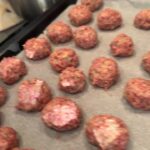 Monika Absolonová Instagram - Meatballs pasta - Testoviny s masovymi koulemi 1. Díl 500g mleteho hovezi 1 vejce 1 balení krekry - TUC 3 stroužky čseneku 1,5 cibule 100 g panchety nebo slaniny 200 g parmezanu Sul Pepr Oregano - sušené Bazalka - čerstvá petrzel hladkolista 2 konzervy sekanych rajcat 1 lžice cukru krupice Cervene vino kvalitní olovový olej 1 baleni testovin Linguine Nebo Fetucine #spoluprace #todobrezacinaunas #billa #veceresbillou #tetaMonavarisBillou @billa_cz @aleshama73