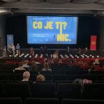 Monika Absolonová Instagram - Včera dopoledne proběhla v @kinosvetozor slavnostní předpremiéra nového dokumentárního snímku režiséra Jiřího Podlipného “Co je ti? Nic.”, který vznikl ve spolupráci Nadačního fondu @kapka_nadeje s @ceskatelevize a za podpory @shellczechrepublic . Dokument budete moci zhlédnout v premiéře již příští úterý 10. října ve 21 hodin na ČT2, přesně na Mezinárodní den duševního zdraví. Poté bude snímek k dispozici na iVysílání České televize. Snímek zobrazuje skutečné příběhy dětských duší a reálný obraz dětské psychiatrie, oboru, který v ČR bojuje s kolapsem. Předpremiéry se zúčastnili nejen tvůrci, hosté a přátelé Kapky naděje a společnosti Shell, ale také novináři a v neposlední řadě patroni tohoto dokumentu @jirkalangmajer a @monika_absolonova . Celým programem provázel moderátor @jan.censky. Všem děkujeme za krásnou účast a ohlasy. Nezapomeňte si tedy zapsat do kalendáře datum premiéry. Stojí to za to! 🎥💙#premiera #predpremiera #cojetinic #dokument #psychiatrie #detskapsychiatrie