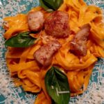 Monika Absolonová Instagram - Těstoviny s rajčaty a fetou 750 g cherry rajčat 350 g feta sýru čerstvá bylinka olivový olej máslo sůl, pepř parmezán na posypání těstoviny (ideálně čerstvé) 800g masa krůta #spoluprace #billabonusclub #kdyzjdeojidlomyslimenavse #billa #spoluprace #losy @billa_cz