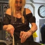 Monika Absolonová Instagram - 900 g krutích prsou hladká mouka 159 g másla 1 dcl olivového oleje 2dcl suchého bílého vína 10 ks limetek pepř italské bylinky (mlýnek) koření na americké brambory rozmarýn #spoluprace #billa #kdyzjdeojidlomyslimenavse #eshopbilla #superosma @zooz_ie @billa_cz