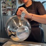 Monika Absolonová Instagram - Beze roláda I.díl 250 g bílku - cca z 8 vajec 200 g krupicového cukru 80 g pšeničné hladke mouky 50 g vlašských ořechů moučkový cukr na poprášení 500 ml smetany ke šlehání #spoluprace #todobrezacinaunas #pecemesbillou #tetaMonavari @billa_cz
