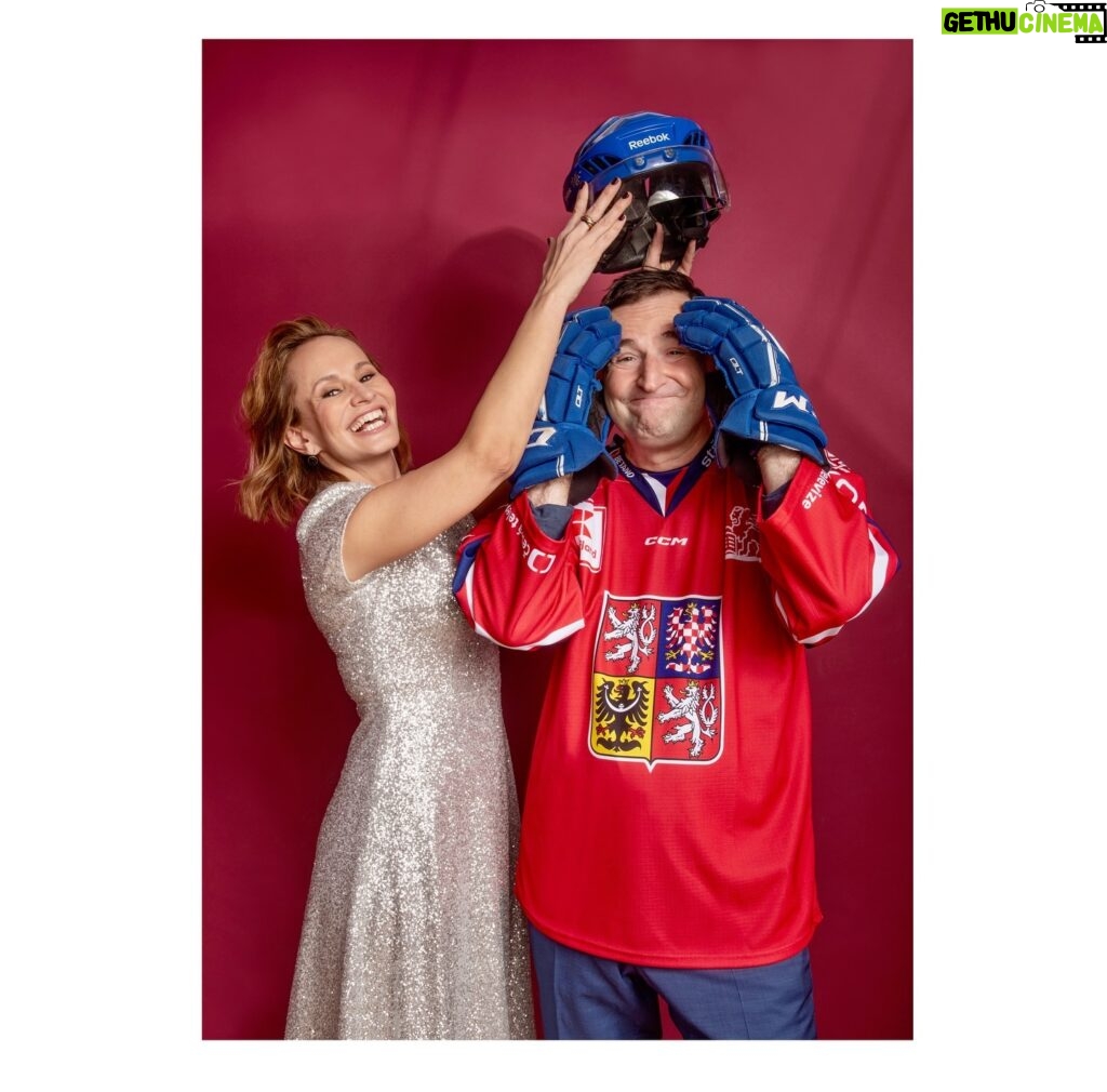 Monika Absolonová Instagram - MONIKA ABSOLONOVÁ & ROBERT ZÁRUBA speciál Magazín MF DNES k MS v hokeji 2024 📷 @monika_absolonova @robert_zaruba_cze @studio.dva #monikaabsolonova #robertzaruba #msvhokeji #icehockeyworldchampionship