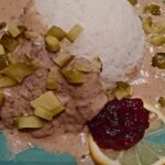 Monika Absolonová Instagram - ŚVÉDSKÁ ROŠTĚNÁ 6 roštěněk 60g sardelové pasty 250g másla 3 lžíce plnotučné hořčice 65g kapary dvě smetany ke šlehání 400g zakápnout citronem a zbytek na ozdobu kyselé okurky na ozdobu 4 lžičky jíšky 2 lžíce brusinek do omáčky a zbytekbrusinek na ozdobení #spoluprace #todobrezacinaunas #billa #tetaMonavarisBillou @divadelnispolecnosthata @billa_cz