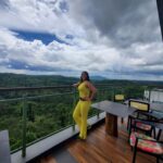 Monika Bhadoriya Instagram - Shooting cum vacation 🌈🌧☔️🏝 #shootmode #workmode❤️ #vacationmode #positivelife #happyplace #journeybegins #growthmindset #positiveenergy #meditativemind🧘‍♀️ #mountainslovers