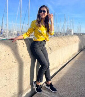 Monserrat Torrent Instagram - ☀️ Este solicito que no abandona 😊 Y estos jeans de @wadoschile que son como una segunda piel! Tiro alto, rectos, lo suficientemente ajustados, lo que los hacen ser súper cómodos y lindos!! 😍 De verdad que aquí encuentran un jeans para estilo. Me encanta!!! 

#instadaily #instagood #jeans #barcelona #chile #modamujer #instalike