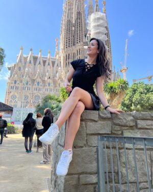 Monserrat Torrent Instagram - 😊 Una vueltecita a lo turista 
👉🏻 Sabían? La Sagrada Familia lleva 142 años en construcción, y su creador, Antoni Gaudí, está enterrado al interior de la la Basílica. Gaudí es el máximo exponente del Modernismo Catalán y su obra está presente en muchos rincones de la ciudad.
Este lugar es uno de los 3 más visitados de España y más allá del tema religioso, como obra arquitectónica es un lugar alucinante de ver si andan por #barcelona

👗 @wadoschile 

#viajes #instalike #instadaily #dress #trip #2024
