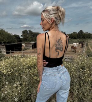 Montaine Mounet Instagram - Toujours a la campagne 🌻 
.
.
.
.
.
.
.
#picoftheday #campagne #horse #love #girl #france #tattoo #tattooed #ink #inkaddict