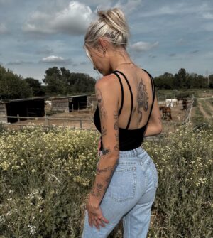 Montaine Mounet Instagram - Toujours a la campagne 🌻 
.
.
.
.
.
.
.
#picoftheday #campagne #horse #love #girl #france #tattoo #tattooed #ink #inkaddict