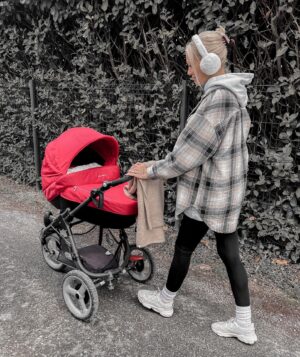 Montaine Mounet Instagram - Promenade hivernale ❄️ 
.
.
.
.
.
.
.
#picoftheday #love #winter #girl #picture #coldweather #winteroutfit