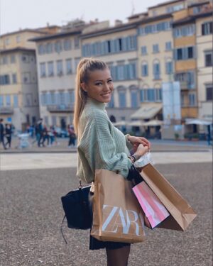 Montaine Mounet Instagram - Week-end shopping à Florence 🛍 et vous, c’était quoi votre programme ? 💕