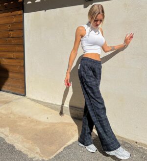 Montaine Mounet Instagram - Coup de 🖤 pour ce pantalon et cette paire de basket de chez @adidas 

#adidas #picoftheday #love #girl #outfit #outfitoftheday #look #pictureoftheday