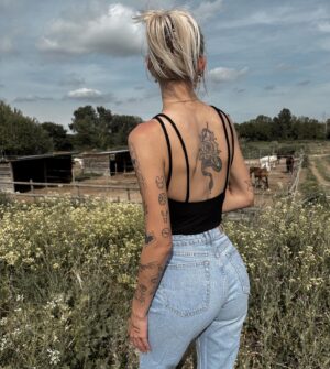 Montaine Mounet Instagram - Toujours a la campagne 🌻 
.
.
.
.
.
.
.
#picoftheday #campagne #horse #love #girl #france #tattoo #tattooed #ink #inkaddict
