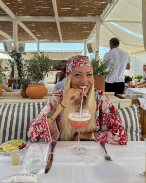Montaine Mounet Instagram - Je crois que je vais venir habiter ici, j’aime tellement cette ville ☀️🌴 

#picoftheday #pictures #love #girl #france #bagatelle #sainttropez #sttropez #summer