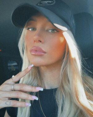 Montaine Mounet Instagram - 🖤
•
•
•
•
•
#picoftheday #girl #blonde #love #france