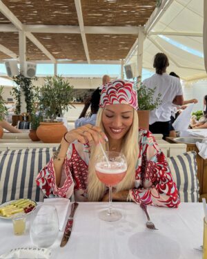 Montaine Mounet Instagram - Je crois que je vais venir habiter ici, j’aime tellement cette ville ☀️🌴 

#picoftheday #pictures #love #girl #france #bagatelle #sainttropez #sttropez #summer