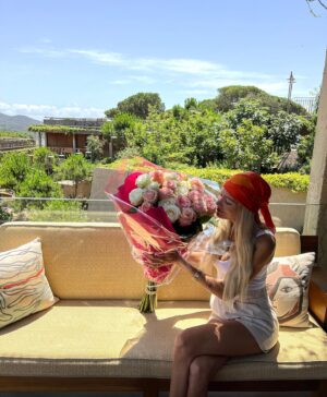 Montaine Mounet Instagram - Paradise 🌿🤍 

#picoftheday #love #girl #france #picture #pictureoftheday