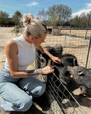 Montaine Mounet Instagram - J’ai trouvé ma vocation, je vais acheter une ferme 🌾
.
.
.
.
.
.
.
#picoftheday #girl #love #animals #farm #farmlife #animalsaddict #loveanimals