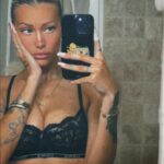 Montaine Mounet Instagram - Friday night mood 🖤 • • • • • #pictureoftheday #love #picoftheday #girl #france #mood