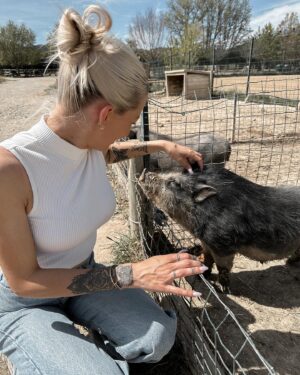 Montaine Mounet Instagram - J’ai trouvé ma vocation, je vais acheter une ferme 🌾
.
.
.
.
.
.
.
#picoftheday #girl #love #animals #farm #farmlife #animalsaddict #loveanimals
