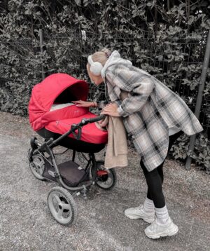 Montaine Mounet Instagram - Promenade hivernale ❄️ 
.
.
.
.
.
.
.
#picoftheday #love #winter #girl #picture #coldweather #winteroutfit