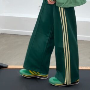 Moon Instagram - Vous inquiétez pas j’ai pas remis d’extensions j’ai toujours mon carré court mais fallait que je vous poste ces photos que j’adore de la soirée @adidas x @courir pour la sortie de la #SL72 🤭💚
Publicité *
