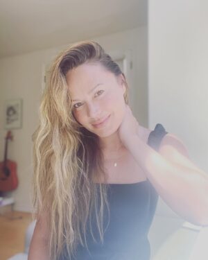 Moon Bloodgood Instagram - 𝔽𝕠𝕣𝕘𝕚𝕧𝕖 𝕞𝕖, 𝕒 𝕤𝕝𝕖𝕨 𝕠𝕗 𝕤𝕖𝕝𝕗𝕚𝕖𝕤 😝 💋