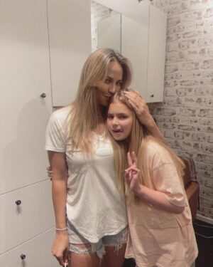 Moon Bloodgood Instagram - Thank You @jenniferandjeanette @jenneeyah for 25 years of making me feel beautiful inside and out! Peps loves her hair also! 🇰🇷🇺🇸🇰🇷