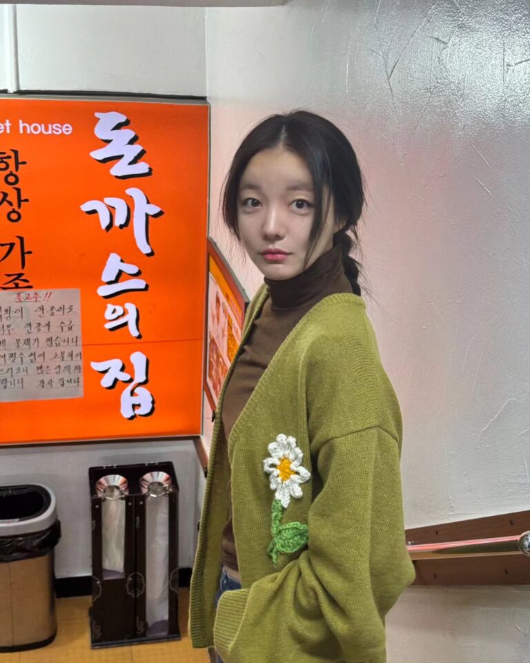 Actress Moon Ji-in HD Photos and Wallpapers April 2024