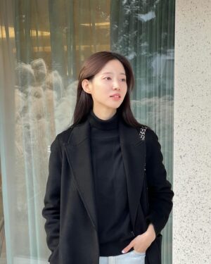 Moon Joo-yeon Instagram - 스네이프교수님🥷❄️❄️❄️❄️❄️
.
Looks like professor Snape in HarryPotter
when I wearing a all black look