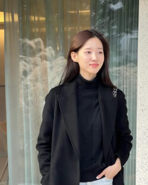 Moon Joo-yeon Instagram - 스네이프교수님🥷❄️❄️❄️❄️❄️
.
Looks like professor Snape in HarryPotter
when I wearing a all black look
