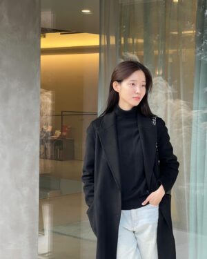 Moon Joo-yeon Instagram - 스네이프교수님🥷❄️❄️❄️❄️❄️
.
Looks like professor Snape in HarryPotter
when I wearing a all black look