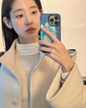 Moon Joo-yeon Instagram - 아직도춥다니~감기조심~~🚌
Why is it still cold?