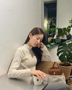 Moon Joo-yeon Instagram - 아직도춥다니~감기조심~~🚌
Why is it still cold?