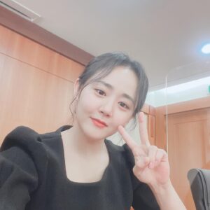 Moon Geun-young Instagram - ⠀⠀⠀⠀⠀⠀⠀⠀⠀⠀⠀⠀⠀⠀⠀⠀
제작발표회 시작하기 5분전!! 두둥!!

#두근두근 #기억의해각 #오늘방송 #꺄😆
#Day2289💋